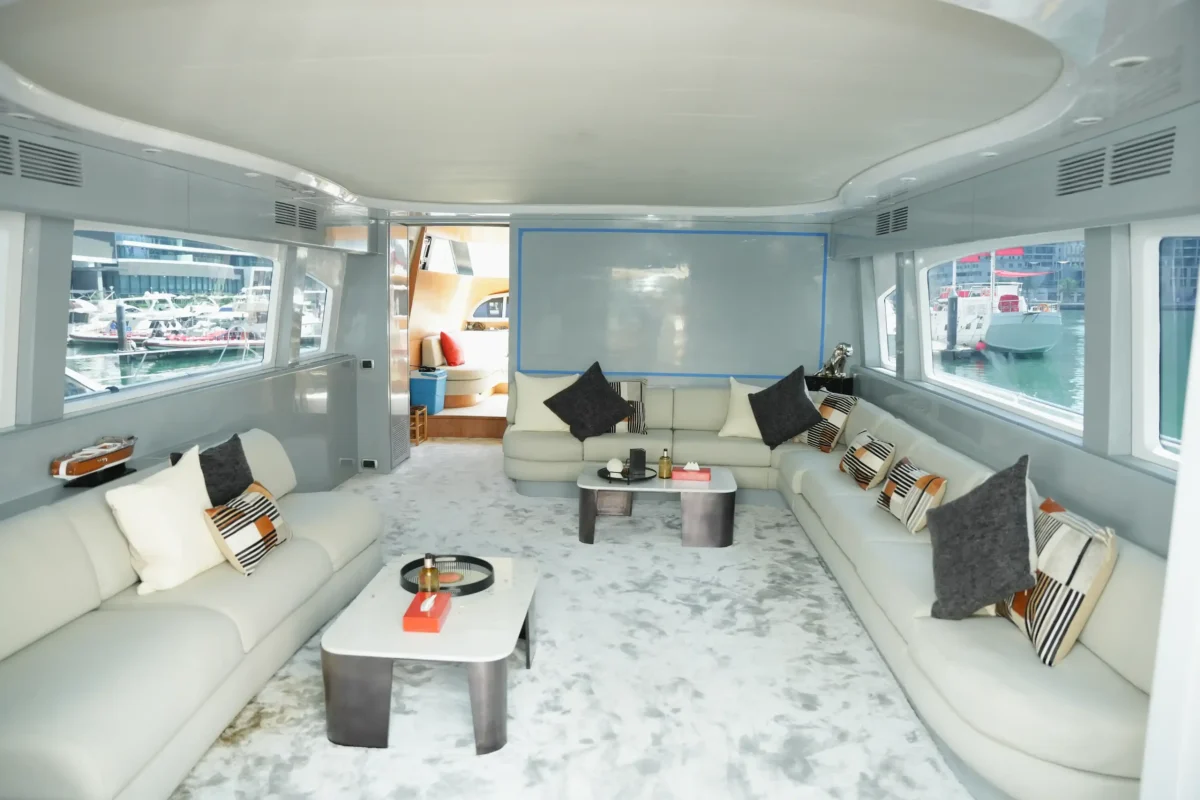 Dubai Yacht Elara salon