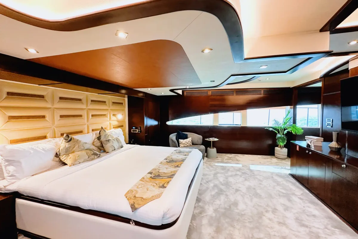 Dubai Yacht Stardom master cabin