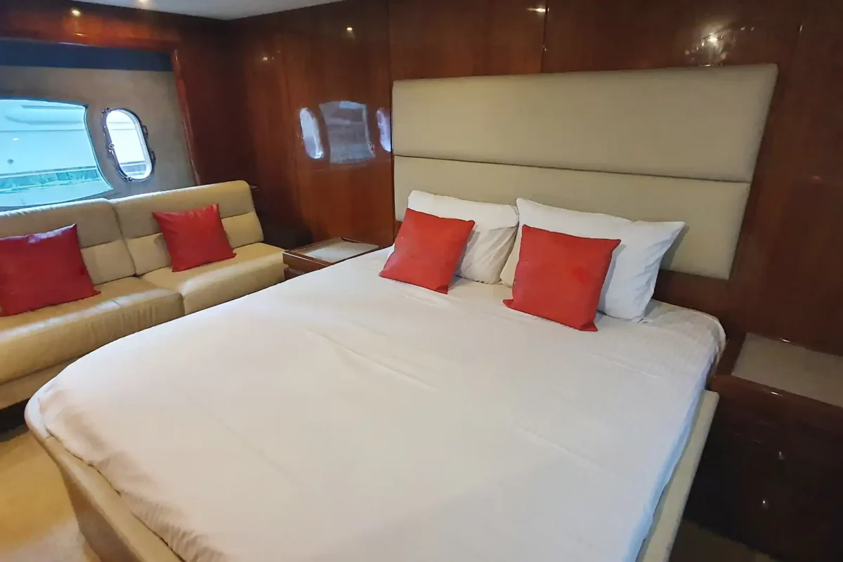 Dubai Yacht Altar salon