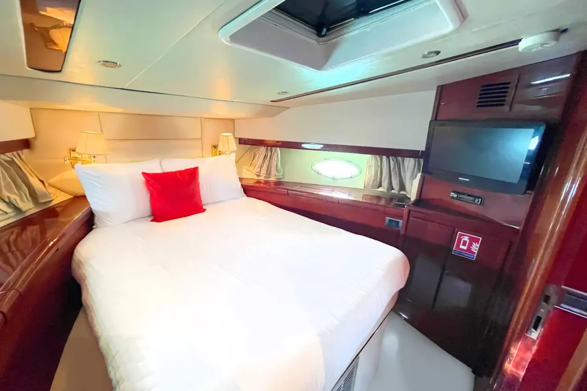 Dubai Yacht Orion cabin