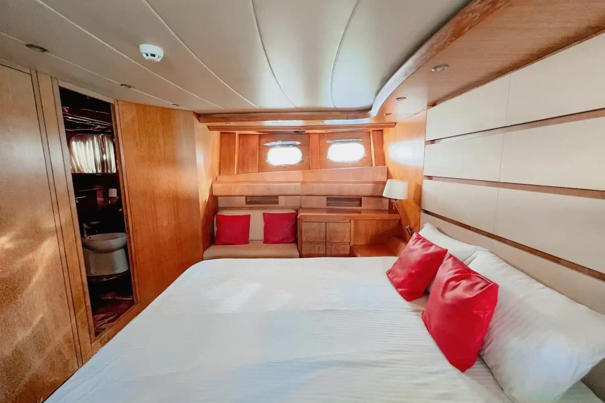 Dubai Yacht Starlight cabin