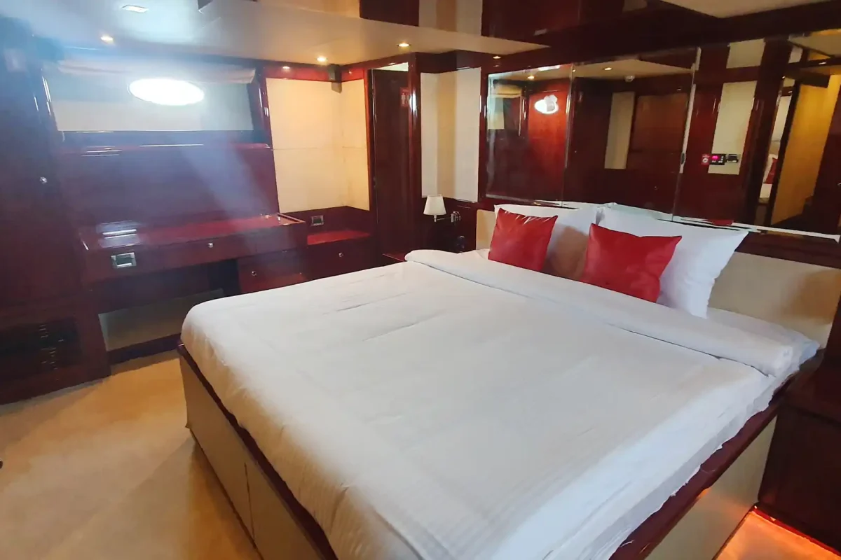 Dubai Yacht Aura bedroom