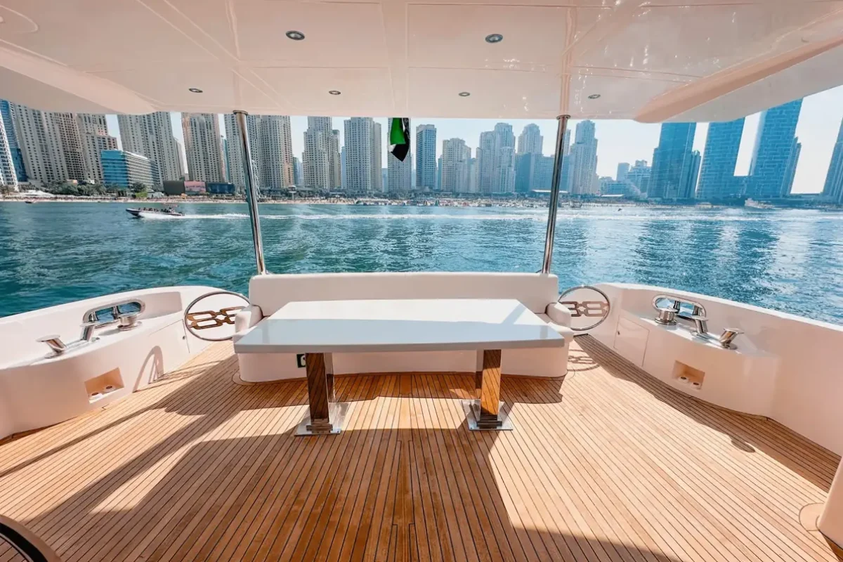 Dubai Yacht Solana flybridge