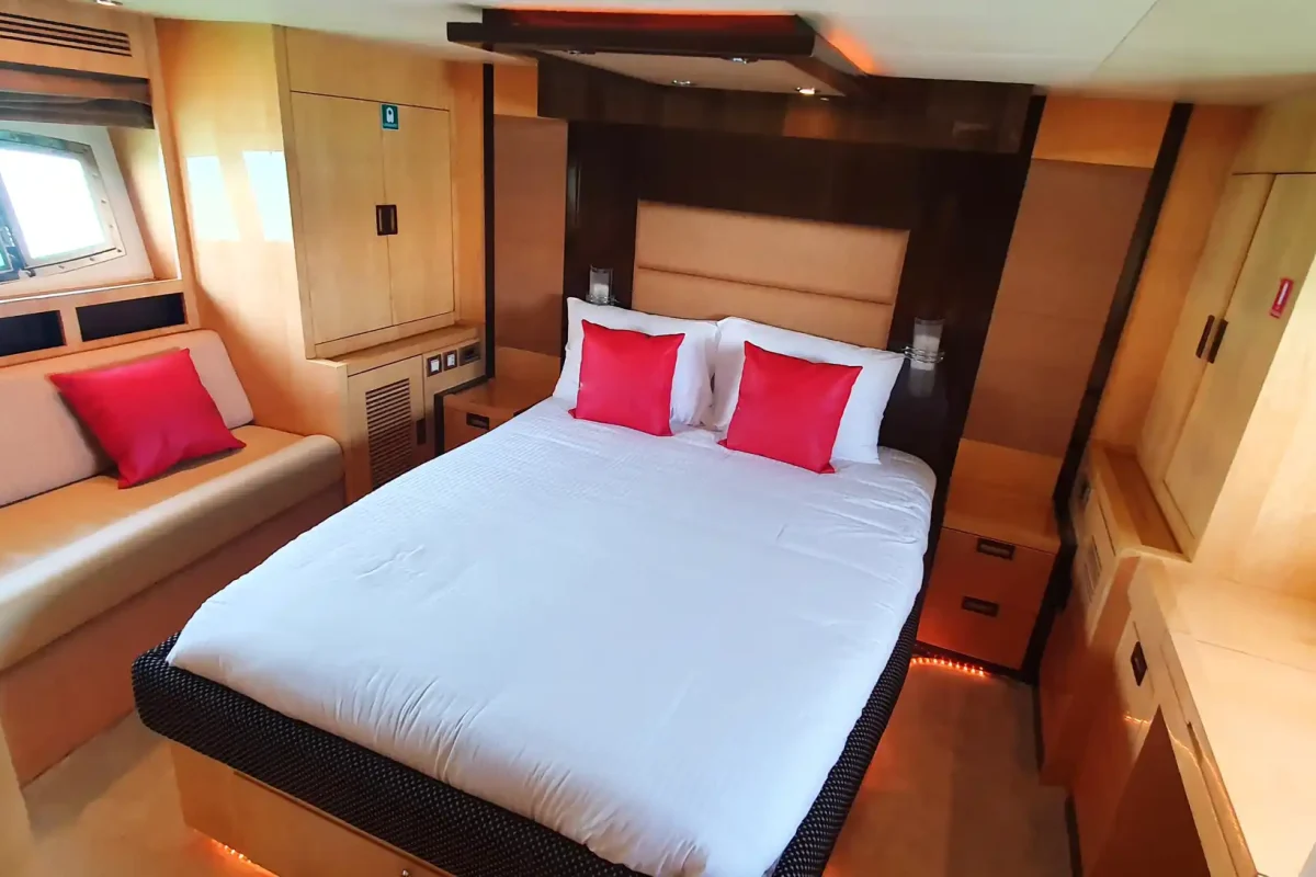 Dubai Yacht Iris bed