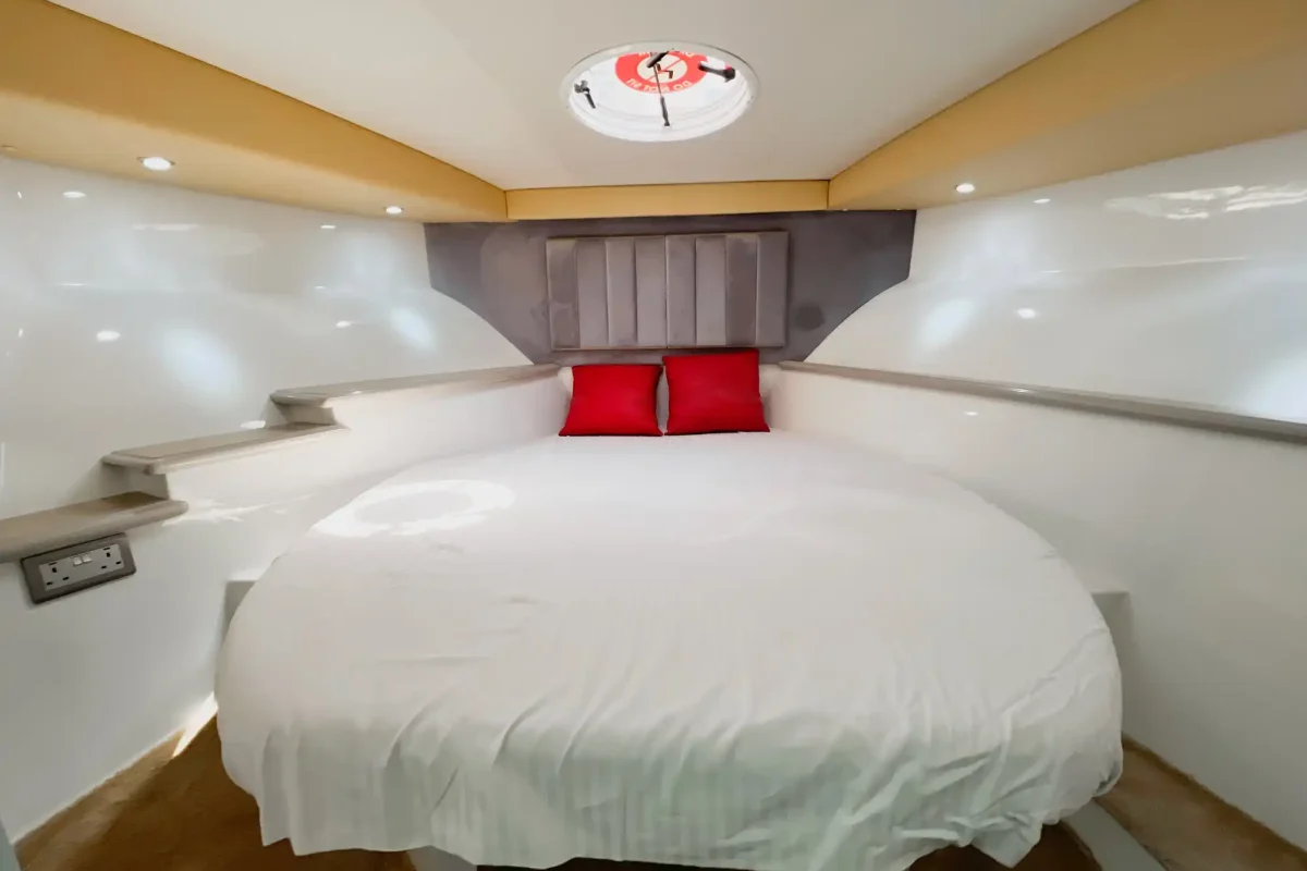 Dubai Yacht Aries cabin